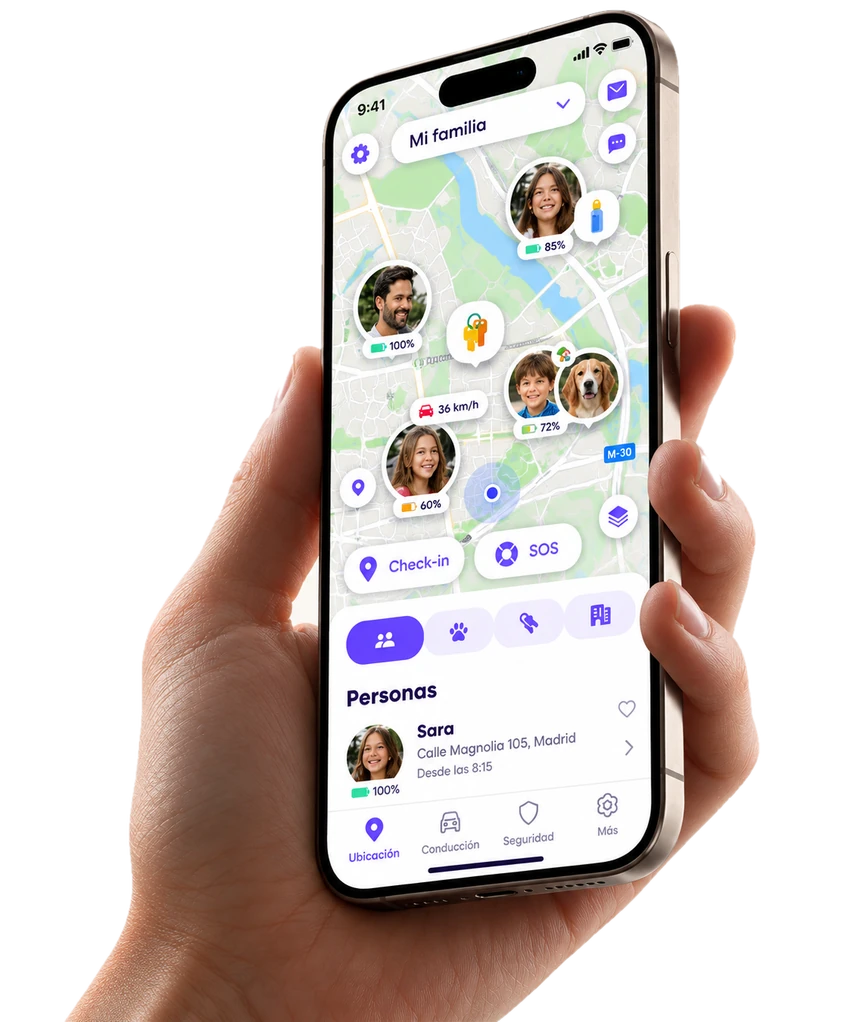 Mano sosteniendo un iPhone con la app ik Safe360 mostrando a la familia en el mapa