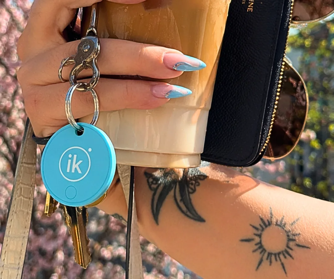 ik Point azul en las llaves, junto a un café