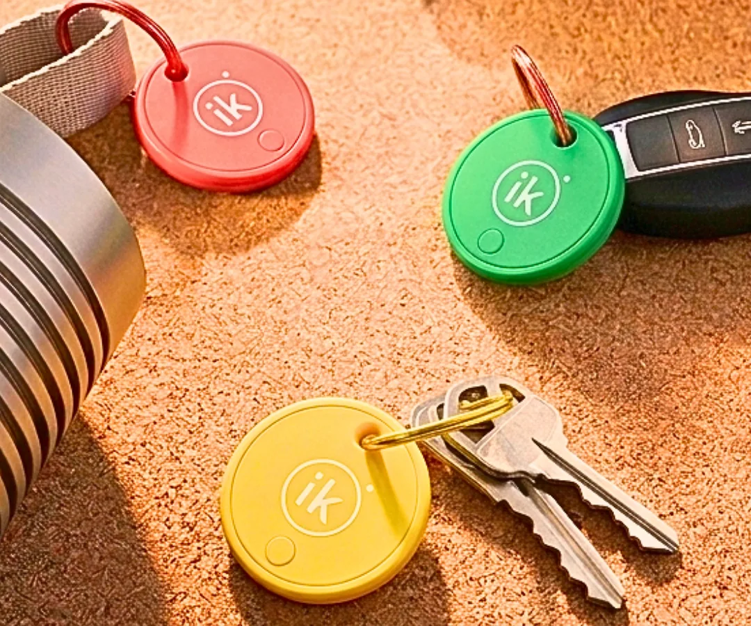 ik Point rojo, verde y amarillo en mochila, llaves y coche