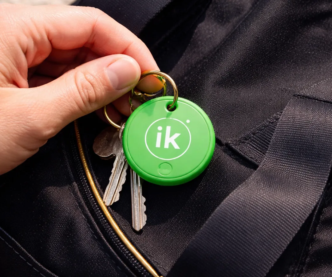 ik Point verde en las llaves, saliendo de una mochila